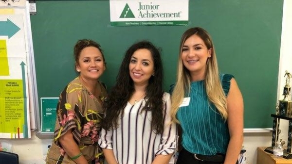 WaFd employees volunteering to support Junior Achievement 