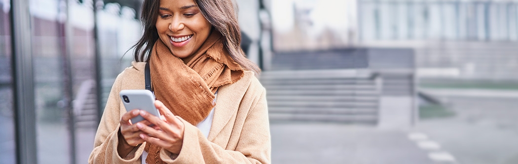 Woman walking outside while on a mobile phone.