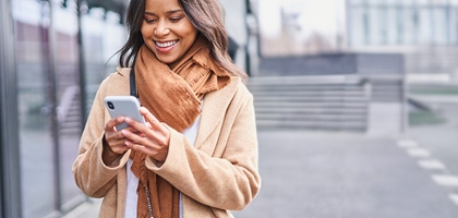 Woman walking outside while on a mobile phone.