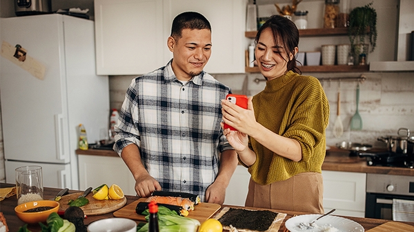 Pareja cocinando en una cocina.