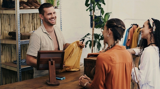 Dos mujeres jóvenes comprando ropa.