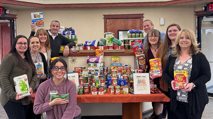 WaFd employees volunteering at Oregon Food Drive.