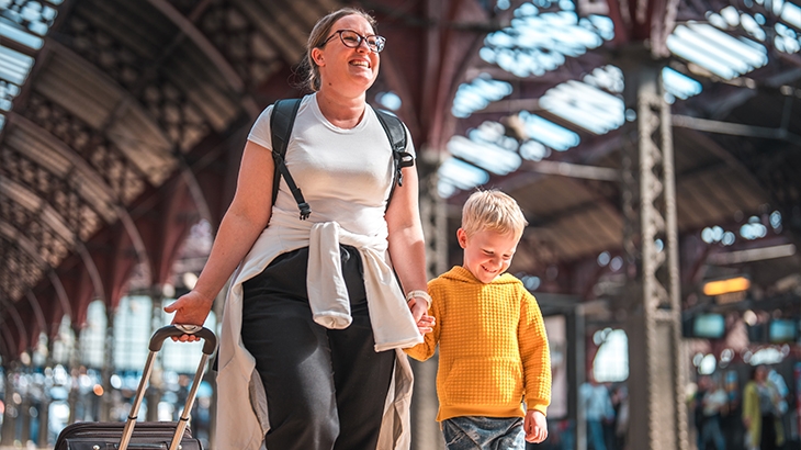 Una madre y su hijo de vacaciones, estación de tren de Copenhagen.